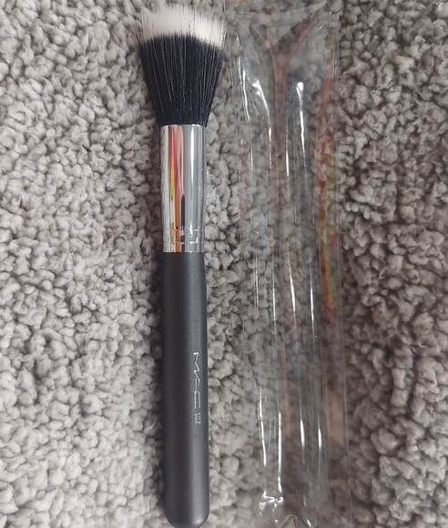 🎭 New Mac 187 Synthetic Duo Fibre Face Brush 🎭 - Picture 1 of 4